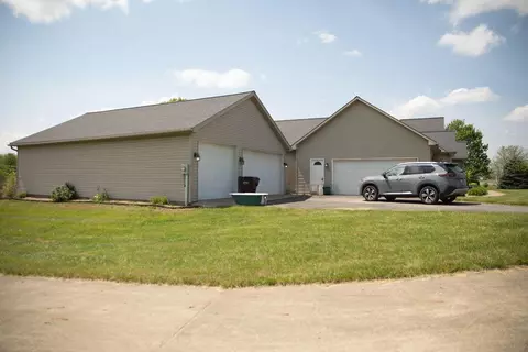 Exterior - 8857 Ringgold Fairfield Rd, Circleville, OH 43113 photo 2 of 11