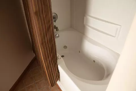 Bath - 8857 Ringgold Fairfield Rd, Circleville, OH 43113 photo 3 of 4