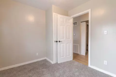 Bedroom - 520 Mohawk Dr, Lancaster, OH 43130 photo 2 of 3