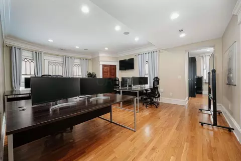 Living - 904 E Broad St E, Columbus, OH 43205 photo 2 of 3