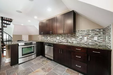 Kitchen - 904 E Broad St E, Columbus, OH 43205 photo 6 of 10