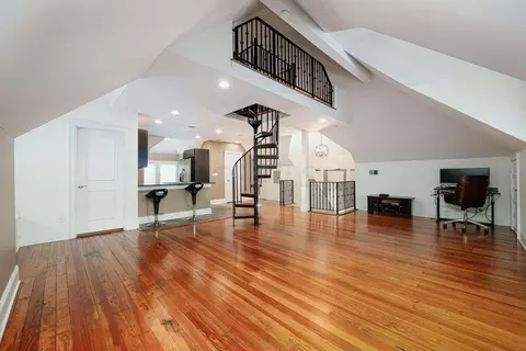 Entry Way - 904 E Broad St E, Columbus, OH 43205 photo 5 of 6