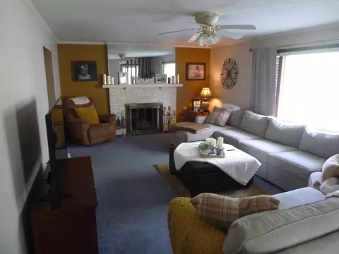 Living - 751 Fieldson Dr, Heath, OH 43056 photo 1 of 2