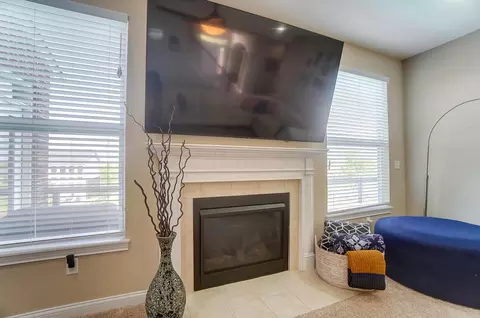 Living - 13 Buckeye Dr, Middletown, OH 45044 photo 2 of 3