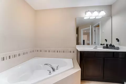 Bath - 13 Buckeye Dr, Middletown, OH 45044 photo 3 of 10