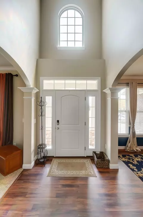 Entry Way - 13 Buckeye Dr, Middletown, OH 45044 photo 2 of 11
