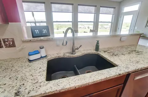 Kitchen - 13 Buckeye Dr, Middletown, OH 45044 photo 8 of 9