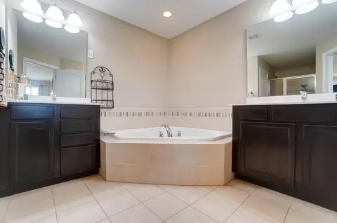 Bath - 13 Buckeye Dr, Middletown, OH 45044 photo 1 of 10