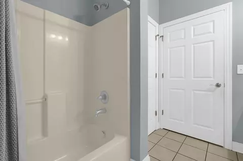 Bath - 6035 Eiger Dr, Columbus, OH 43213 photo 2 of 5