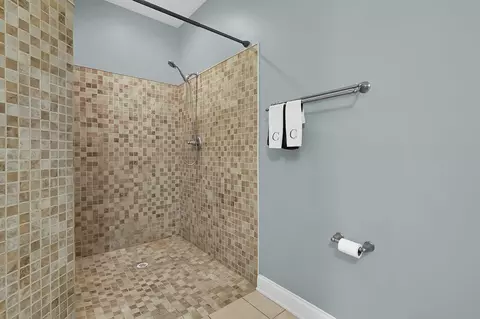 Bath - 6035 Eiger Dr, Columbus, OH 43213 photo 4 of 5