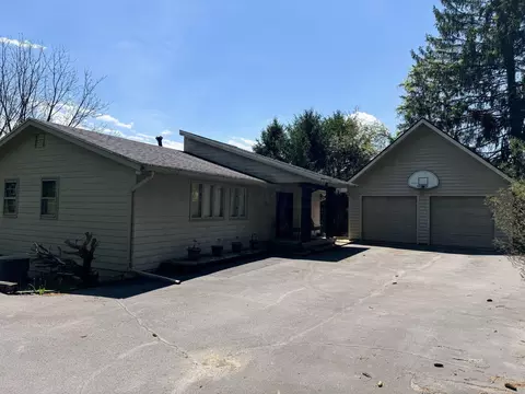 7840 Country Club Rd, Athens, OH 45701
