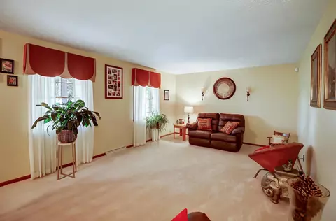 Living - 1807 E River Rd, Marion, OH 43302 photo 1 of 6