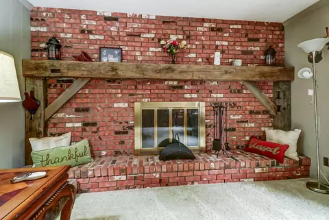Living - 1807 E River Rd, Marion, OH 43302 photo 5 of 6