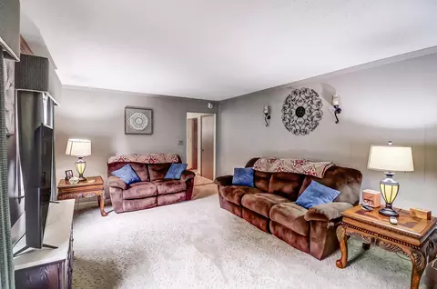 Living - 1807 E River Rd, Marion, OH 43302 photo 4 of 6