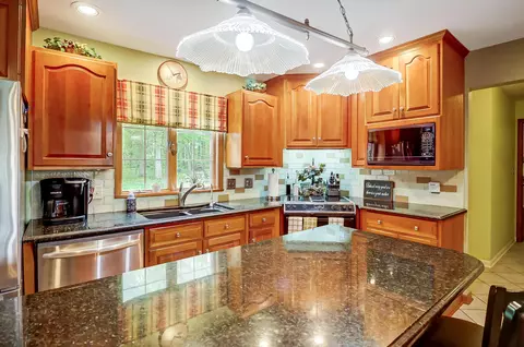 Kitchen - 1807 E River Rd, Marion, OH 43302 photo 3 of 7