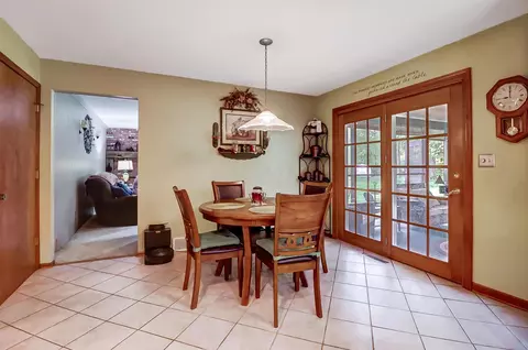 Dining - 1807 E River Rd, Marion, OH 43302 photo 1 of 3