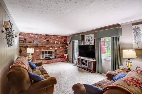 Living - 1807 E River Rd, Marion, OH 43302 photo 3 of 6