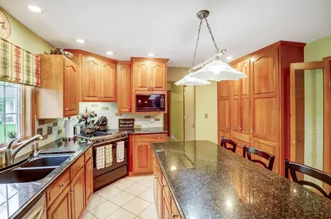Kitchen - 1807 E River Rd, Marion, OH 43302 photo 4 of 7