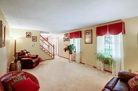 Living - 1807 E River Rd, Marion, OH 43302 photo 2 of 6