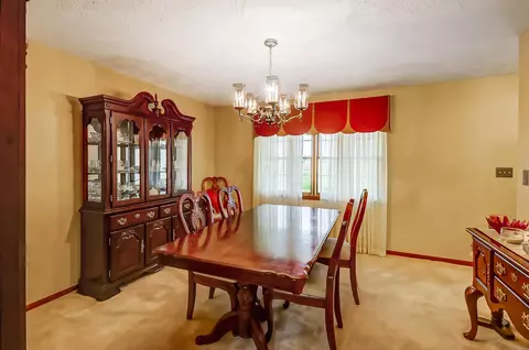 Dining - 1807 E River Rd, Marion, OH 43302 photo 2 of 3