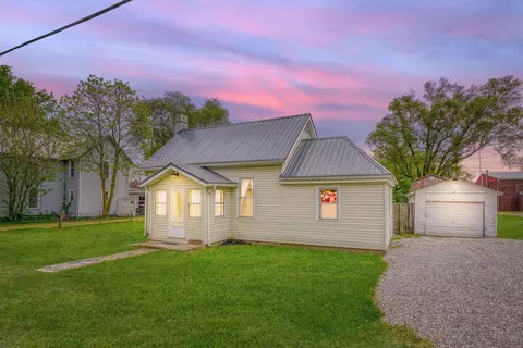26100 Locust Grove Rd, New Holland, OH 43145