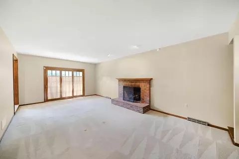Living - 511 Northfield Dr, Circleville, OH 43113 photo 2 of 4