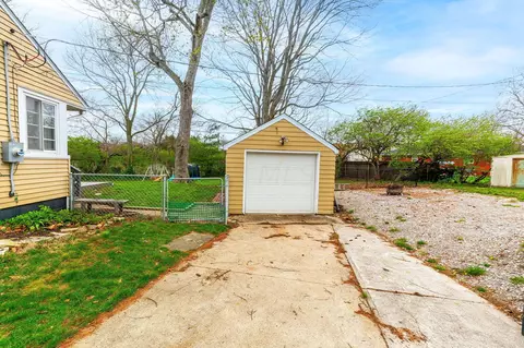 Exterior - 835 Dartmouth Dr, Circleville, OH 43113 photo 3 of 13