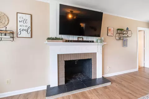 Living - 835 Dartmouth Dr, Circleville, OH 43113 photo 2 of 5