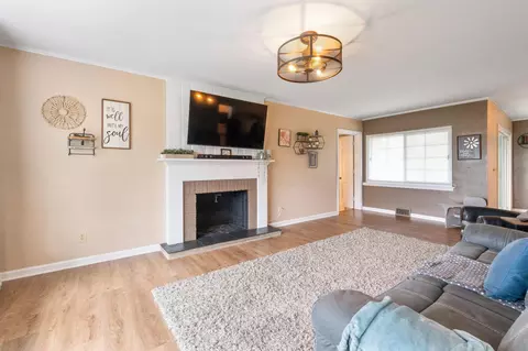 Living - 835 Dartmouth Dr, Circleville, OH 43113 photo 1 of 5