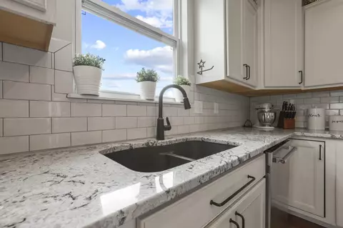 Kitchen - 652 Green Forest Pl, Lithopolis, OH 43136 photo 7 of 7