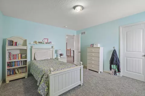 Bedroom - 652 Green Forest Pl, Lithopolis, OH 43136 photo 2 of 8