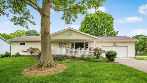1015 Lakeview Dr, Zanesville, OH 43701