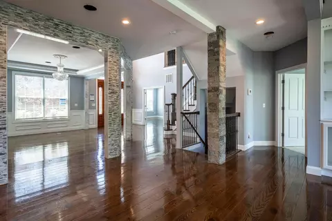 Living - 9812 Beech Dr, Cincinnati, OH 45231 photo 4 of 10