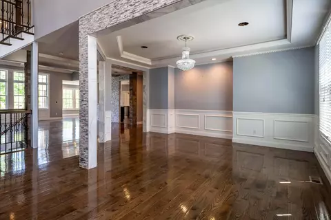 Living - 9812 Beech Dr, Cincinnati, OH 45231 photo 1 of 10