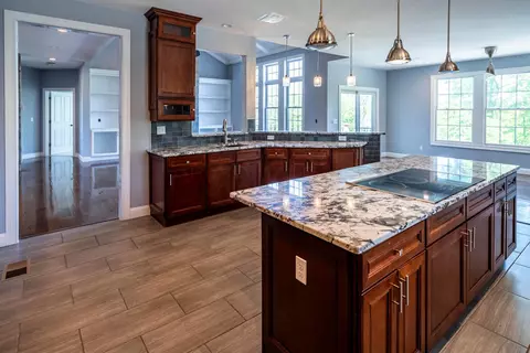 Kitchen - 9812 Beech Dr, Cincinnati, OH 45231 photo 4 of 5