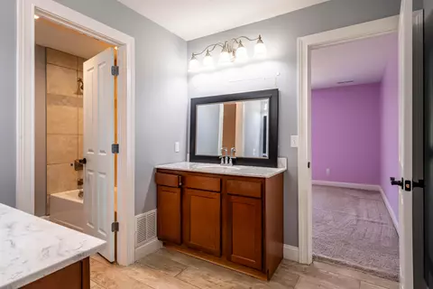 Entry Way - 9812 Beech Dr, Cincinnati, OH 45231 photo 3 of 4