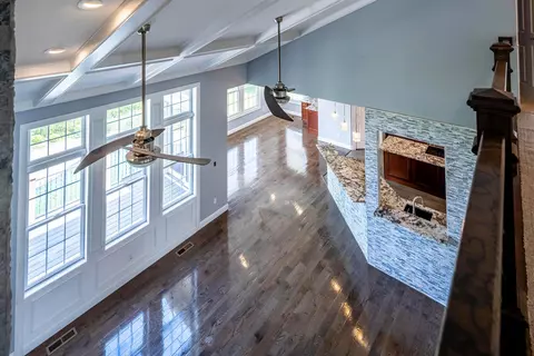 Living - 9812 Beech Dr, Cincinnati, OH 45231 photo 9 of 10
