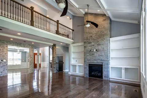 Living - 9812 Beech Dr, Cincinnati, OH 45231 photo 6 of 10