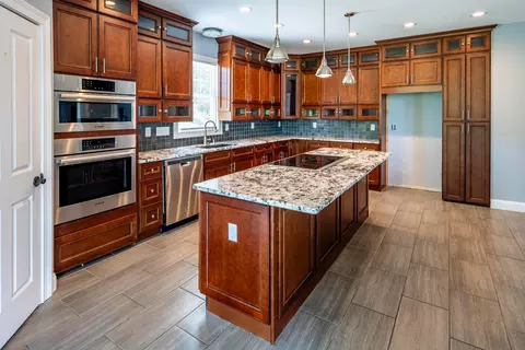 Kitchen - 9812 Beech Dr, Cincinnati, OH 45231 photo 2 of 5