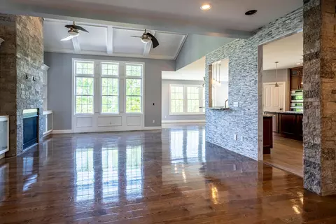 Living - 9812 Beech Dr, Cincinnati, OH 45231 photo 5 of 10