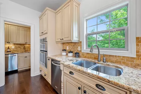 Kitchen - 8127 Conine Dr, Dublin, OH 43016 photo 4 of 8