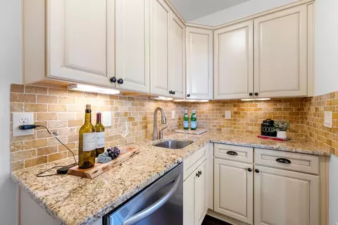 Kitchen - 8127 Conine Dr, Dublin, OH 43016 photo 7 of 8