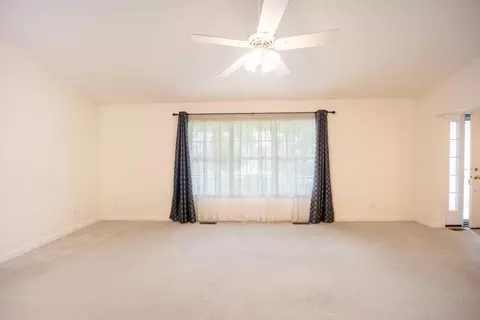 Living - 435 Crystal Dr, Marion, OH 43302 photo 3 of 5