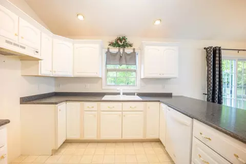 Kitchen - 435 Crystal Dr, Marion, OH 43302 photo 2 of 2