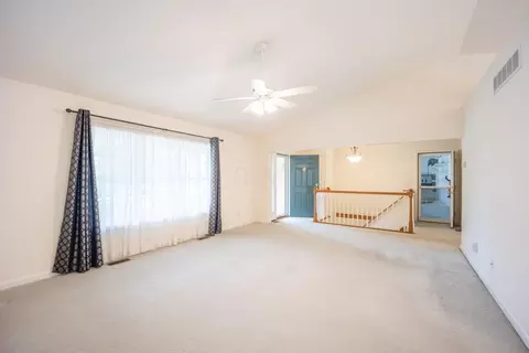 Living - 435 Crystal Dr, Marion, OH 43302 photo 2 of 5