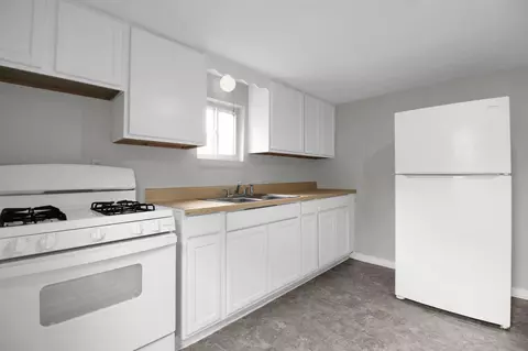 Kitchen - 476 Dearborn Ave, Circleville, OH 43113 photo 2 of 2