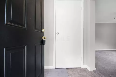Entry Way - 476 Dearborn Ave, Circleville, OH 43113 photo 1 of 2