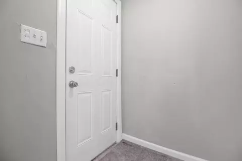 Entry Way - 476 Dearborn Ave, Circleville, OH 43113 photo 2 of 2