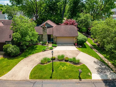 3 Oak Pointe Dr, Coshocton, OH 43812