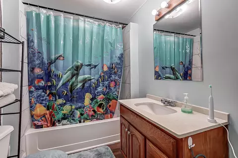 Bath - 2501 Roberts Ave, Springfield, OH 45503 photo 1 of 2